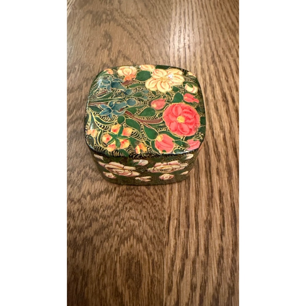 Vintage Kashmir India Laquer Hand Painted SIGNED Paper Mache Trinket Box Floral